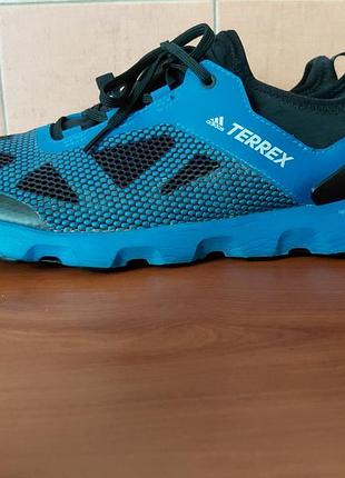Беговые кроссовки adidas.
