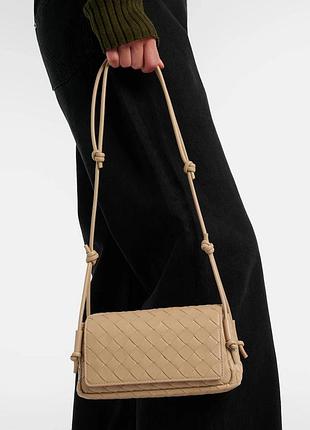 Бежева сумка крос боді bottega veneta нова колекція