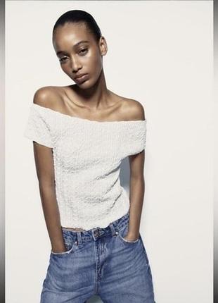 Фірмовий білий текстурований топ з відкритими плечима розмір м бренд zara