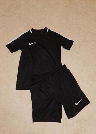 Костюм спортивный nike. размер 8-10 лет