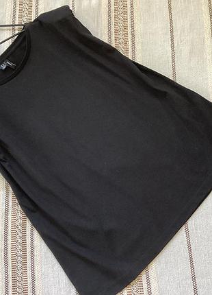 Черный топ / футболка с подплечниками от бренда vero moda
