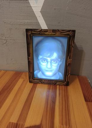 Ночник harry potter holopane mood lamp от бренда wow! stuff имеет уникальную 3d-панель с изображением, которая создает эффект «следуния» за вами взглядом