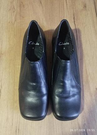 Нові шкіряні туфлі від clarks.