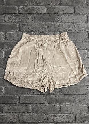 Невероятные сатиновые шорты от h&amp;m в универсальном бежево-кремовом цвете!