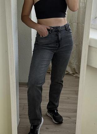 Стильні сірі джинси (mom jeans / прямий крій) з необробленим краєм на поясі