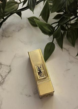 Помада бренду yves saint laurent