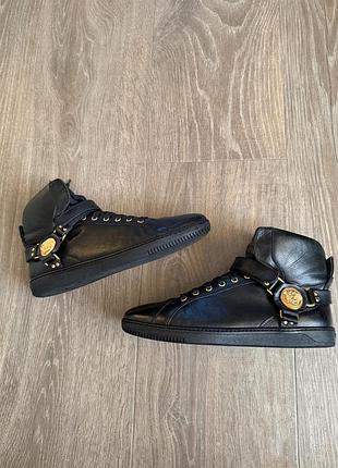 Високі кросівки versace belted logo high top boots black