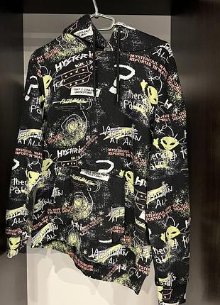 Чорне худі від bershka з яскравим принтом у космічному стилі. має сміливий дизайн, що імітує газетні вирізки та зображення прибульців.