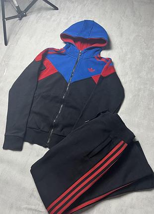 Костюм adidas состояние идеальное размер- с н