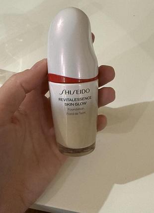 Тональний shiseido revitalessence skin glow foundation spf 30 pa+++