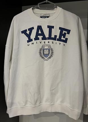 Білий світшот pull & bear з колекції yale university. має великий синій принт спереду та зручний вільний крій.