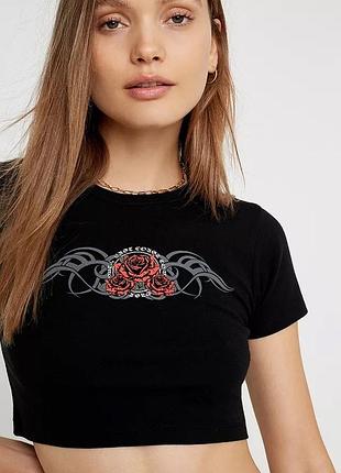 Чорна кроп-футболка urban outfitters, укорочена футболка  з принтом троянди