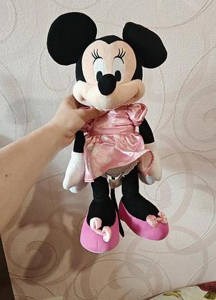 Мягкая игрушка disney минни маус выполнена в нежно-розовом атласном платье с белым горошком.бренд: disneyперсонаж: минни маус