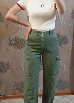 Брюки карго цвета хаки с высокой посадкой, накладными боковыми карманами и прямым кроем штанин.