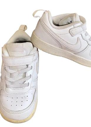 Оригінальні білі кросівки nike