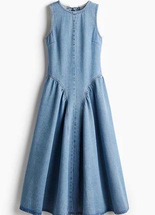 Трендова джинсова сукня міді від h&m з ефектною відкритою спиною