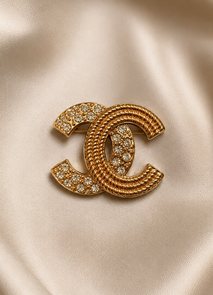 Ефектна брошка у формі подвійної літери c у стилі chanel