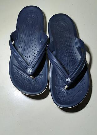 В'єтнамки crocs crocband flip у темно-синьому кольорі (navy). м11 (42-43)