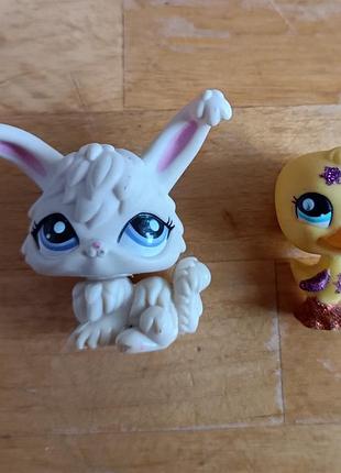 Оригінальна фігурка lps зайчик / кролик hasbro   та жовте каченя/пташка lps з блискітками (hasbro) на вибір.