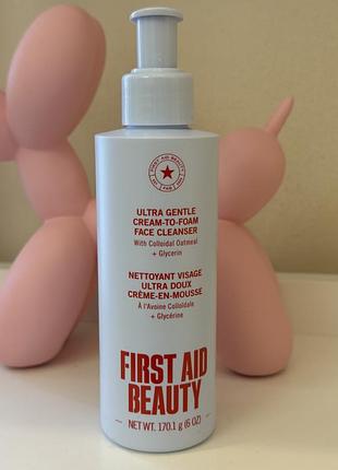 Делікатний засіб для вмивання first aid beauty ultra gentle cream-to-foam face cleanser with colloidal oatmeal + glycerin