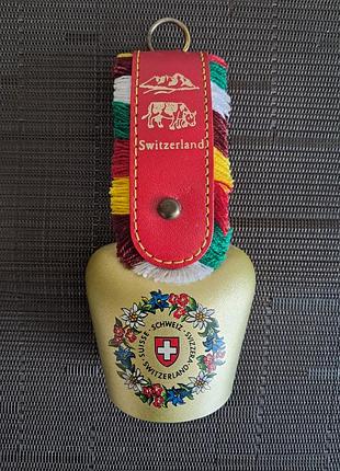Традиционный швейцарский сувенирный колокольчик с латунным корпусом и кожаным ремешком