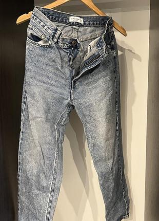 Блакитні джинси бренду pull&bear із вареним ефектом (денім).
