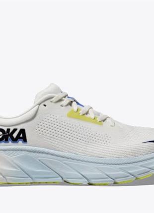 Кросівки hoka arahi 7 білого кольору з блакитною підошвою.розмір 45 1/3.матеріал тканина