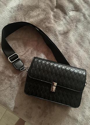 Сумочка👜 😍 дизайн: прямокутна форма жорсткої конструкції із закругленими нижніми кутами. лицьова сторона прикрашена об'ємним стьобаним візерунком ромб
