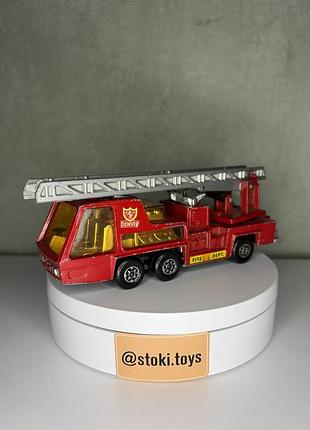 Рідкісна вінтажна matchbox super kings k-9 пожежна машина з драбиною (англія 1972)