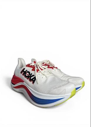Чоловічі кросівки hoka skyward x білого кольору з червоними деталями та різнокольоровою підошвою. розмір 43 1/3.матеріал тканина