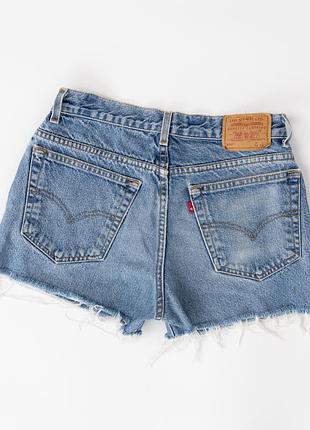 Жіночі, джинсові шорти levis 550 у світло-блакитному кольорі. модель виконана у вільному крої та перероблена з оригінальних джинсів у стильні