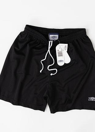 Чоловічі, спортивні шорти umbro чорного кольору з еластичним поясом і шнурком для регулювання посадки. модель виконана в лаконічному дизайні з вишити