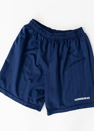 Чоловічі, вінтажні, спортивні шорти umbro темно-синього кольору. модель має еластичний пояс для комфортної посадки, лаконічний дизайн із білим