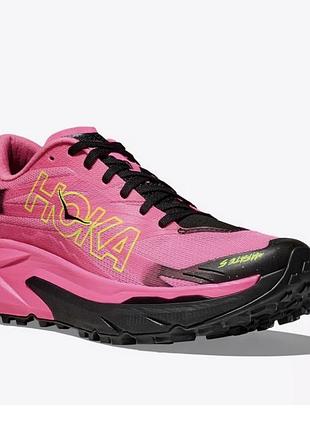 Кросівки hoka mafate 5 яскравого рожевого кольору з технологічною підошвою vibram для високого зчеплення.розмір 42.матеріал тканина