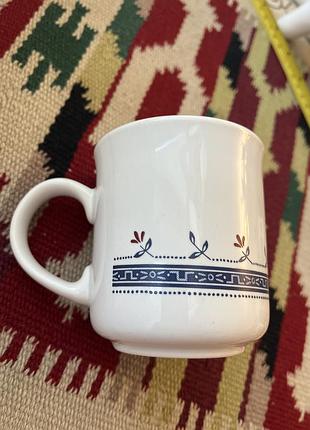 Вінтажна чашка виготовлена компанією biltons у staffordshire, англія, і має фірмовий синьо-геометричний квітковий візерунок.