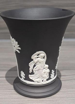 Ваза wedgwood jasperware, чорна з білим рельєфом, англія