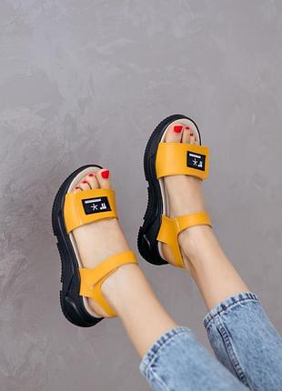 Распродажа натуральные кожаные желтые босоножки на липучках на черной подошве 36р.