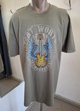 Футболка rock'n'roll с изображением крылатой гитары и надписью "fort worth stockyards". 100% бавовна