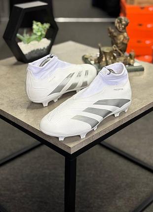 Бутси adidas predator league ll fg білого кольору без шнурків із високим еластичним носком та сірими смужками бренду adidas.