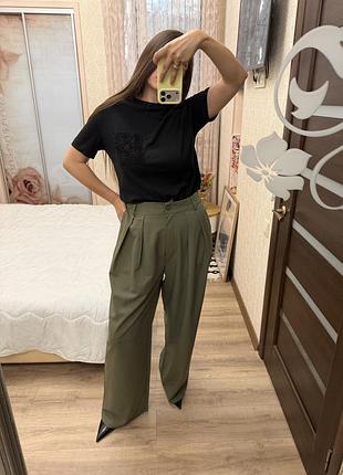 Широкие боюки с защипами на высокой посадке хаки оттенка nasty gal