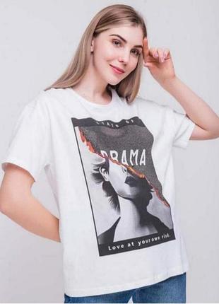 Біла футболка
