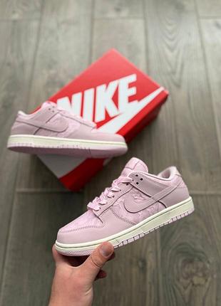 Стильні жіночі кросівки nike dunk low wmns lace pack "regal pink"