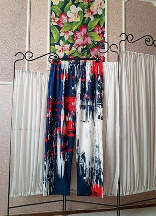 Стильні штани в принт.