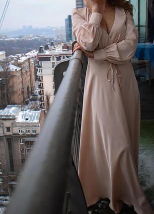 Атласна персикова сукня