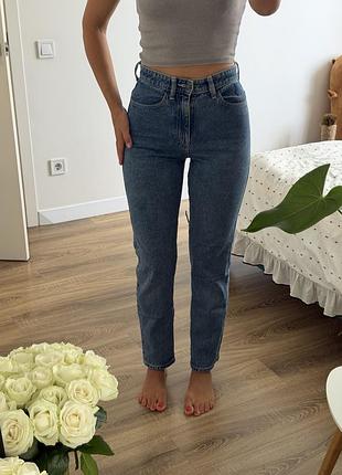 Сині mom jeans, розмір s, мої параметри 85-63-100, на дівчинку з меншими обʼємами сидітимуть вільніше, мають дуже якісну фурнітуру