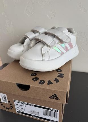 Дівчачі кросівки adidas