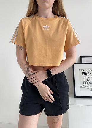 Укорочена футболка топ центр лого з лампасами adidas originals