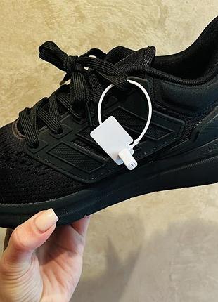 Чоловічі кросівки adidas.