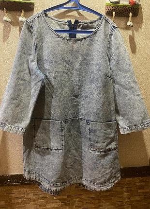 Denim co джинсова сукня з кишенями та потертим подолом