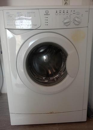 Продается стиральная машина indesit в хорошем состоянии, емкость 4.2 кг. самовывиз с смт мизоч. цена 2000. детали по телефону 0988055305.